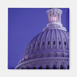Aimant Capitole des États-Unis au crépuscule avec lumière