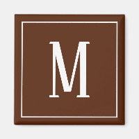 Aimant carré blanc sur fond marron avec monogramme