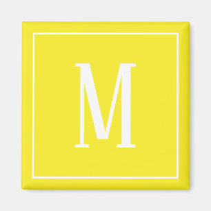 Aimant carré monogramme blanc sur fond jaune