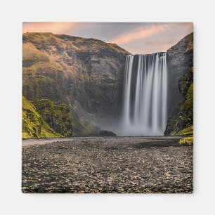 Aimant Cascade de Skogafoss dans le lever de soleil de