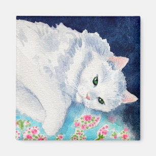 Aimant Chat blanc sur l'aimant floral d'édredon