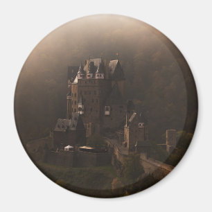 Aimant Château d'Eltz de Burg dans le brouillard de mati