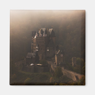 Aimant Château d'Eltz de Burg dans le brouillard de mati