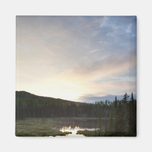 Aimant Coucher du soleil au-dessus d'un étang brumeux