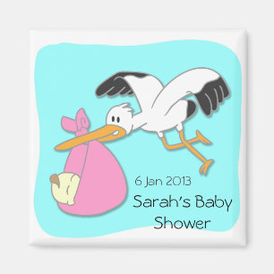 Aimant de baby shower bébé porté par une cigogne