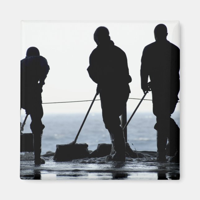 Aimant Des marins balaient la baie du hangar (Devant)