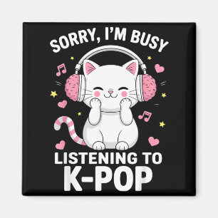 Aimant Désolé occupé à écouter des écouteurs K-Pop Chat m