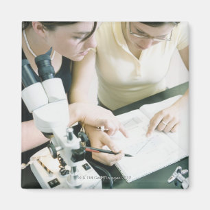 Aimant Deux filles au microscope