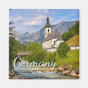 Aimant Église de montagne avec paysage de ruisseaux