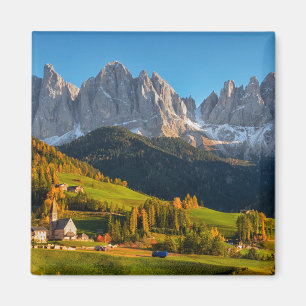 Aimant Église et village avec paysage de montagnes