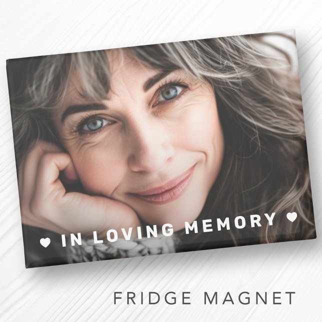 Aimant En souvenir d'amour photo (Custom memorial photo magnet with “In Loving Memory” message and hearts, featuring a portrait photo)