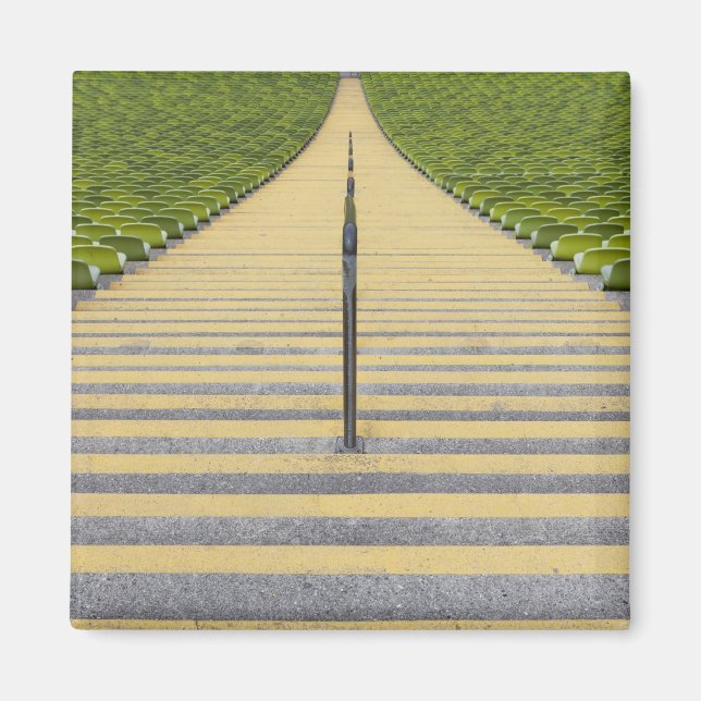 Aimant Escalier du stade entre rangées de sièges verts (Devant)