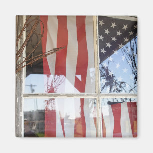 Aimant États-Unis, Oregon, Shaniko. Drapeau dans la fenêt