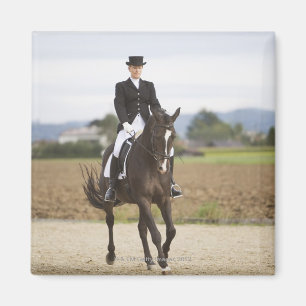 Aimant exercice femelle de cavalier de dressage