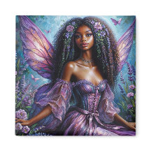 Fée noire avec ailes et fleurs violettes