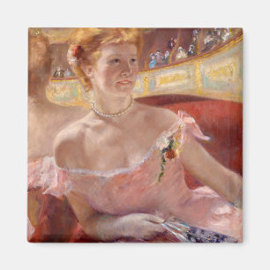 Aimant Femme avec un collier de perle