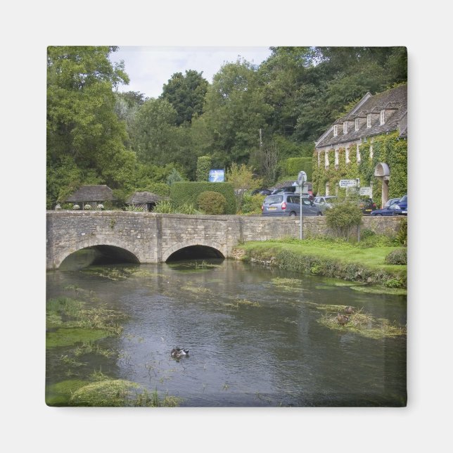 Aimant Flux de truites dans le village de Bibury, (Devant)