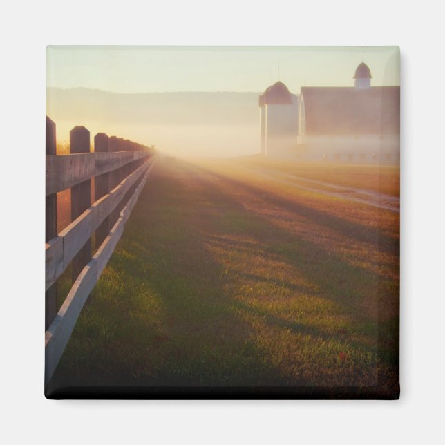 Aimant Foggy Morning Farm | Clôture au lever du soleil (Devant)