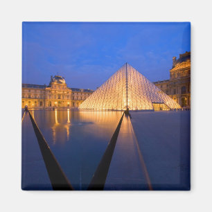 Aimant France, Paris. Le musée du Louvre au crépuscule.