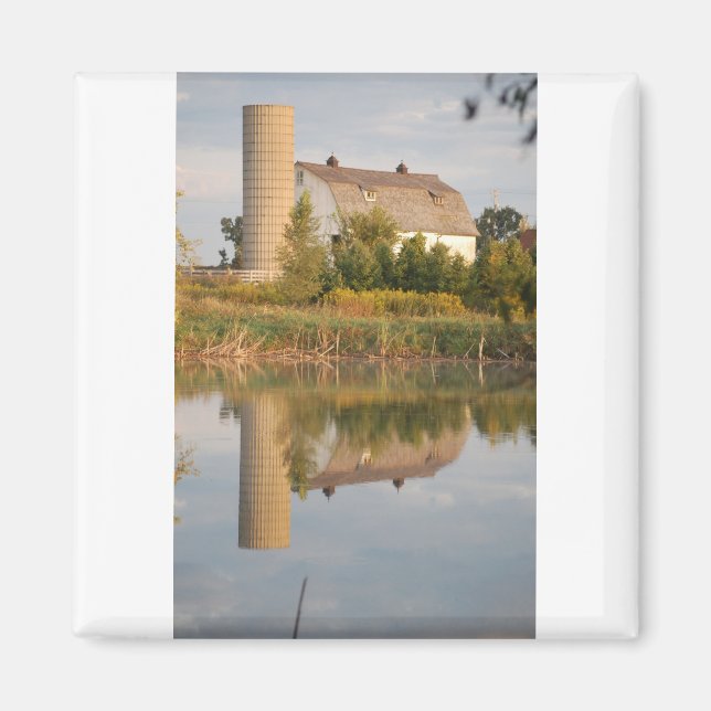Aimant Grange reflétée dans l'eau (Devant)