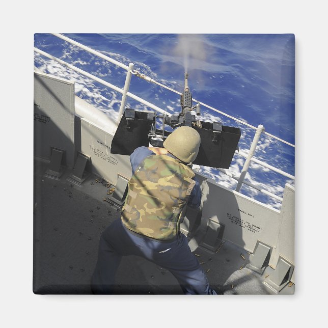 Aimant Gunners Mate tirant une mitrailleuse de calibre 50 (Devant)