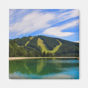 Aimant Hirschenkogel en été - réflexions de l'eau