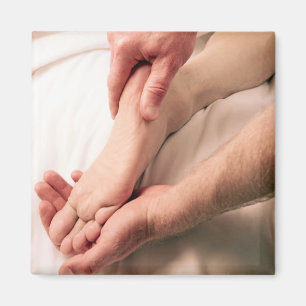 Aimant Homme massant le pied masculin