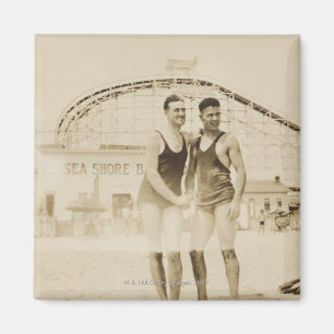 Aimant Hommes se tenant sur la plage