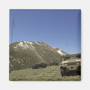 Aimant Humvee est garé au site de re-transmission