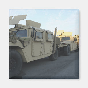 Aimant Humvees se reposent sur le pilier à la ville de