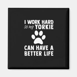 Aimant Je travaille dur ainsi ma patte de Yorkie peut