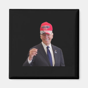 Aimant Joe Biden drôle porte la casquette Trump 2024
