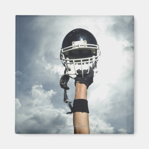 Aimant Joueur de football tenant le casque en air