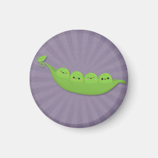 Aimant Kawaii Peas dans une poitrine sur Starburst violet
