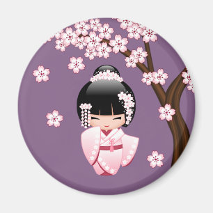 Aimant Kokeshi Doll en kimono rose sur fond rond violet