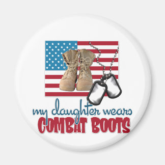 Aimant La fille porte des bottes de combat