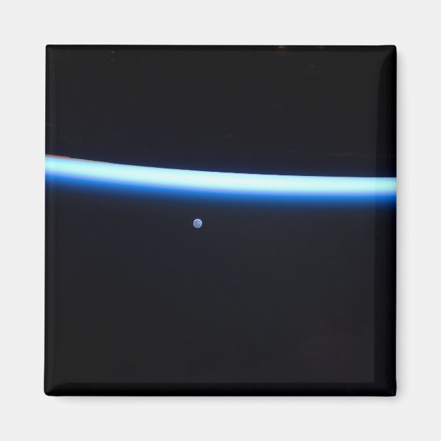 Aimant La fine ligne de l'atmosphère terrestre et une lun (Devant)