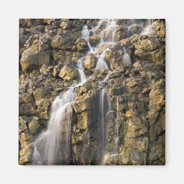 Aimant La saumure tombe de la roche volcanique chute (Devant)
