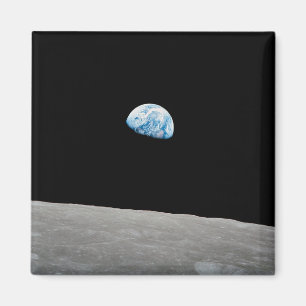 Aimant La Terre S'Élève Au-Dessus De L'Horizon Lunaire.