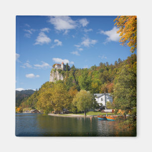 Aimant Lac Bled avec des arbres en automne couleurs en Sl