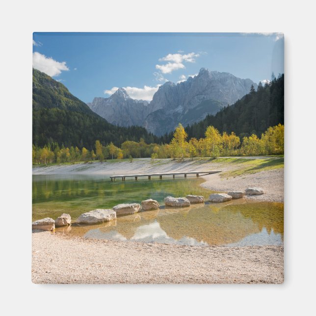Aimant Lac Jasna dans les Alpes slovènes à l'automne (Devant)