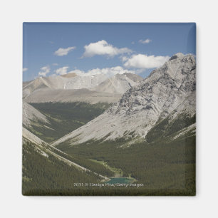 Aimant Lac mountain dans une vallée avec le ciel bleu