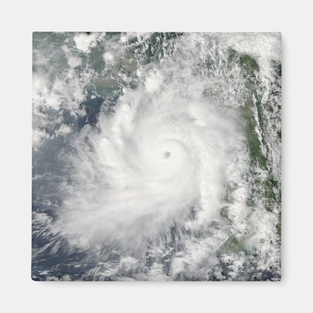Aimant Le cyclone Giri se déplace au-dessus de la Birmani (Devant)
