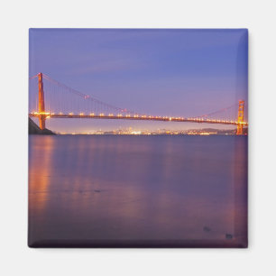 Aimant Le Golden Gate Bridge au crépuscule depuis Kirby C
