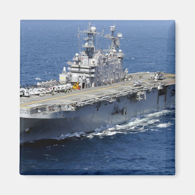 Aimant Le navire d'assaut amphibie USS Peleliu (Devant)