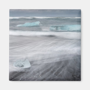 Aimant Le paysage de la mer bruyante avec la glace, l'îl