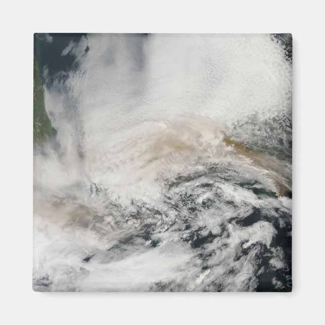 Aimant Le pic de Sarychev traversant la mer d'Okhotsk (Devant)