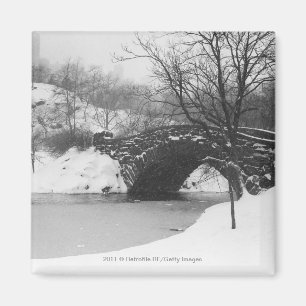 Aimant Le pont en pierre au-dessus de la neige a couvert