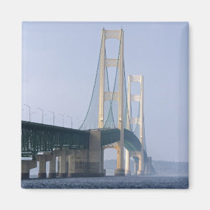 Aimant Le pont Mackinac enjambant les détroits de