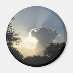 Aimant Le soleil éclate à travers les nuagesMagnet